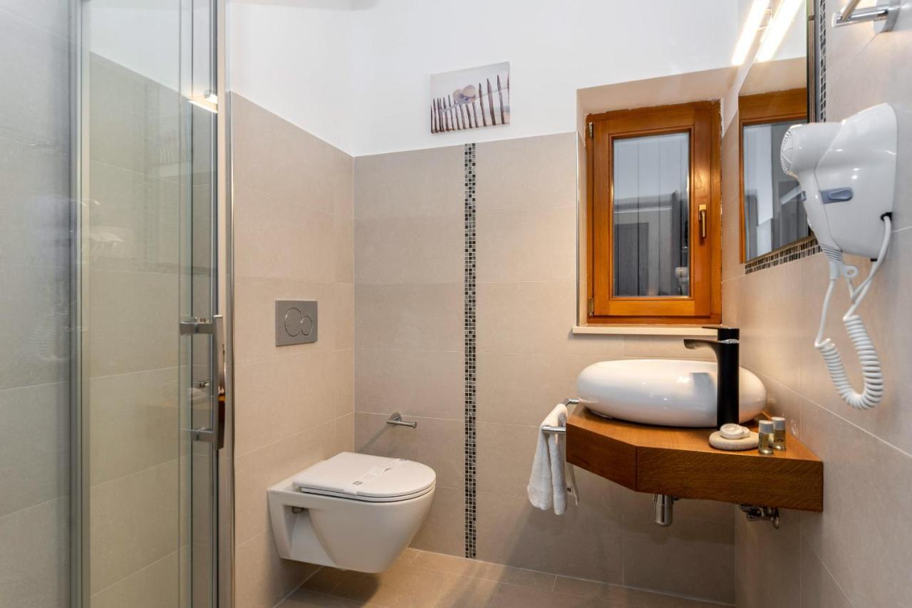 Hotel Tomazici Santalezi Kültér fotó